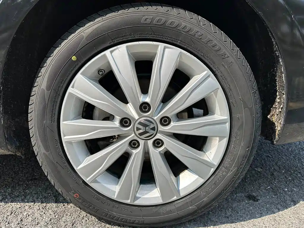 VOLKSWAGEN SAGITAR 2014