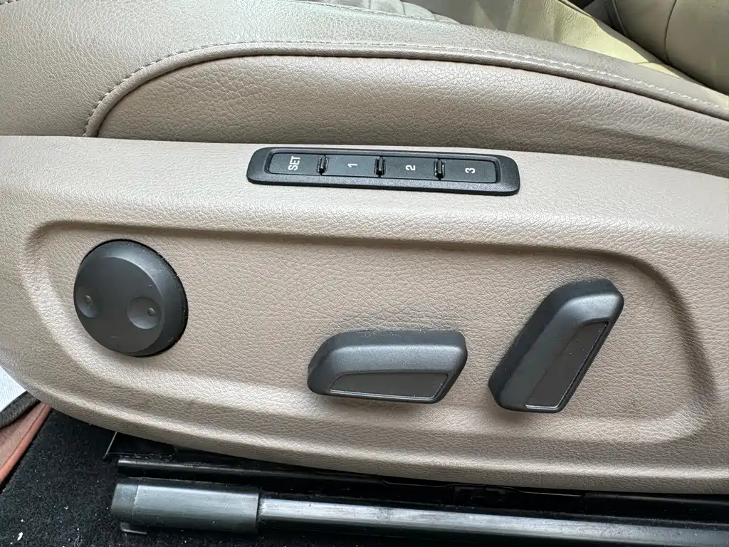 VOLKSWAGEN MAGOTAN 2012