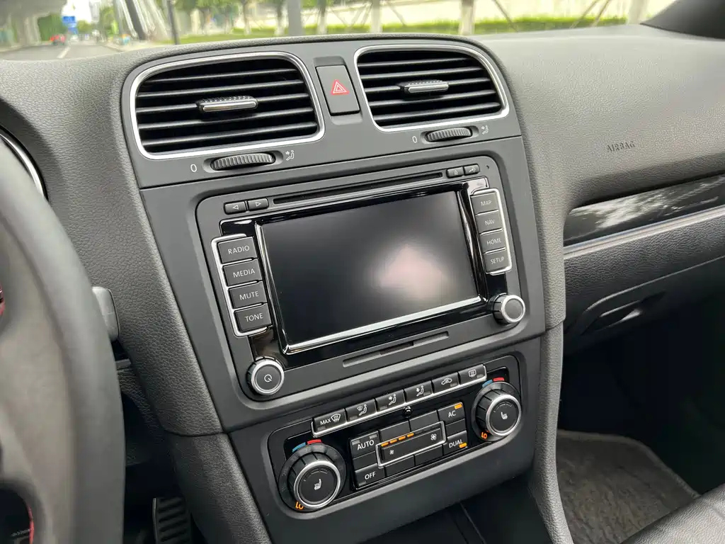 VOLKSWAGEN GOLF 2010
