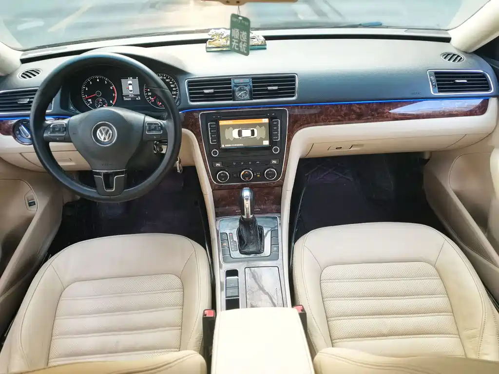 VOLKSWAGEN PASSAT 2012