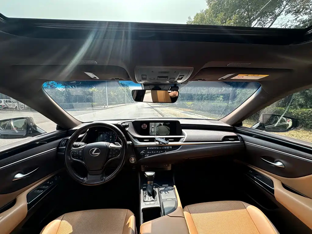 LEXUS ES 2020
