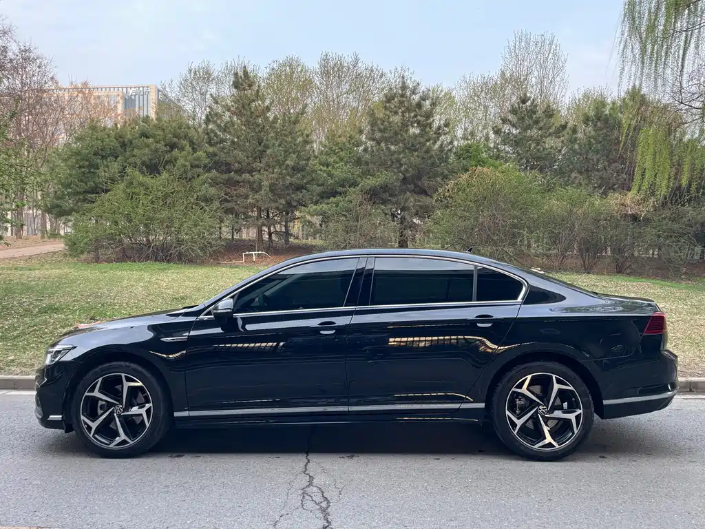 VOLKSWAGEN MAGOTAN 2023