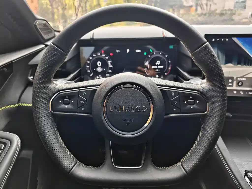 LYNK&CO 03 2023