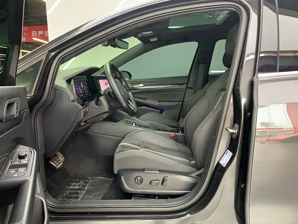 VOLKSWAGEN GOLF 2022
