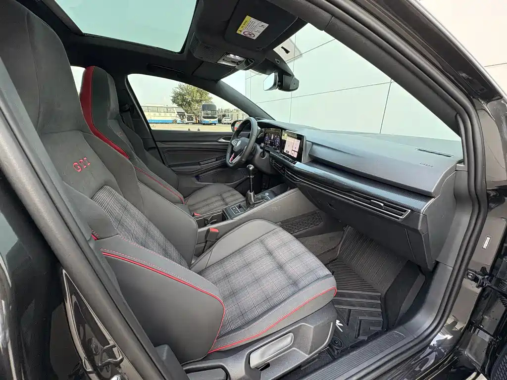 VOLKSWAGEN GOLF GTI 2023