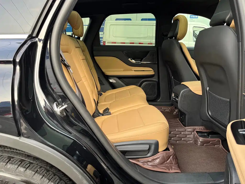 LINCOLN ADVENTURER 2020