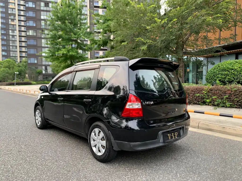 NISSAN LIVINA 2010