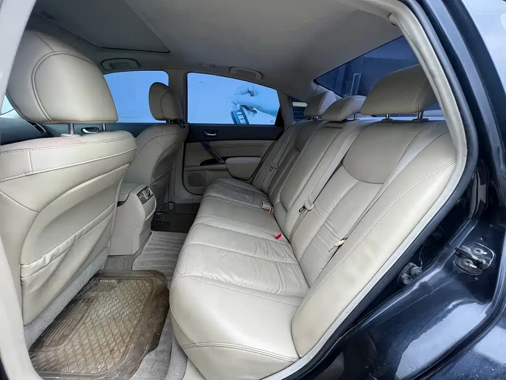 NISSAN TEANA 2010
