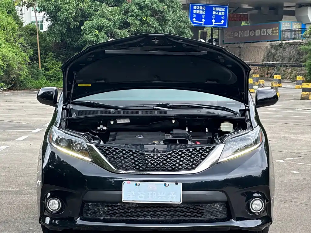 TOYOTA SIENNA 2016