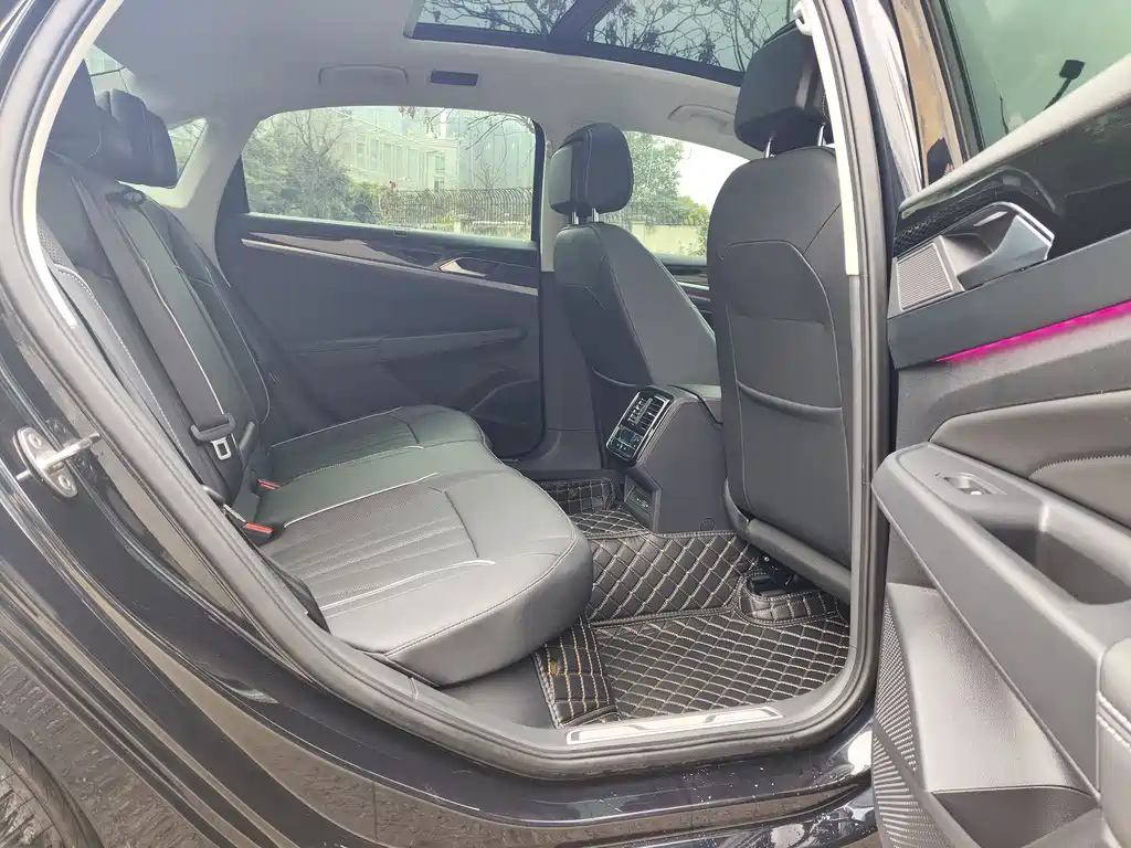 VOLKSWAGEN PASSAT 2024