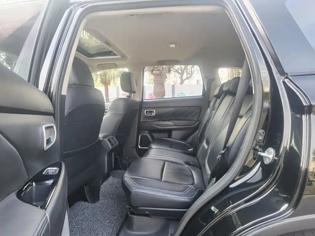 MITSUBISHI OUTLANDER 2020