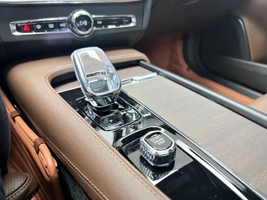 VOLVO S90 2023