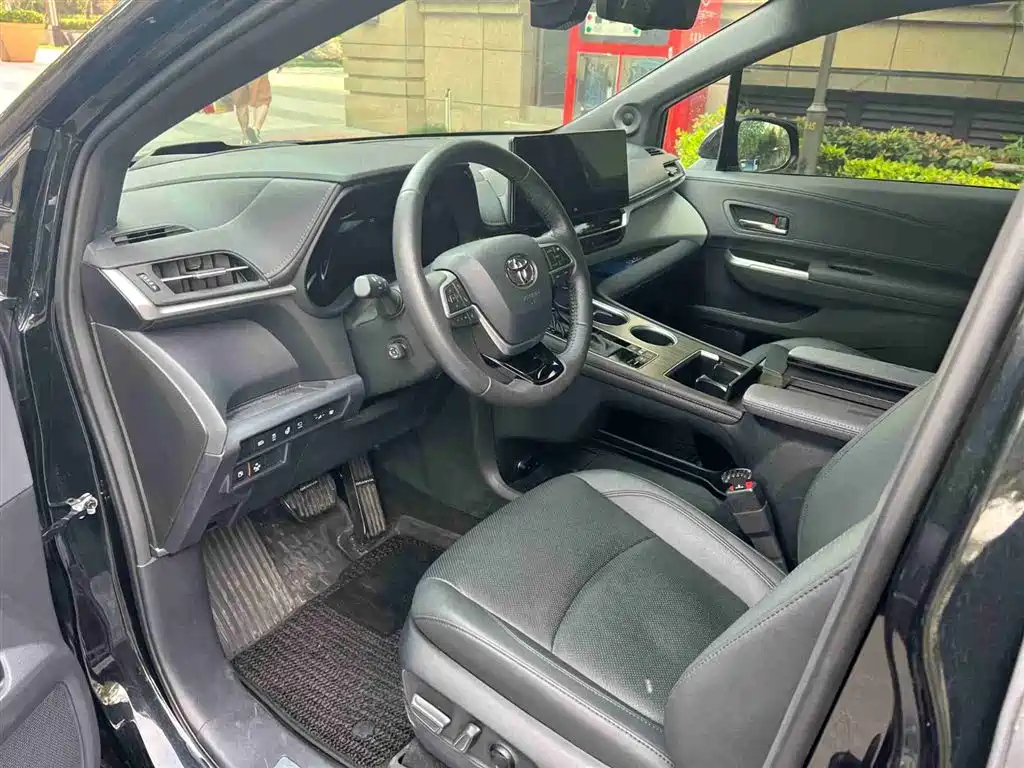 TOYOTA GRANVIA 2023