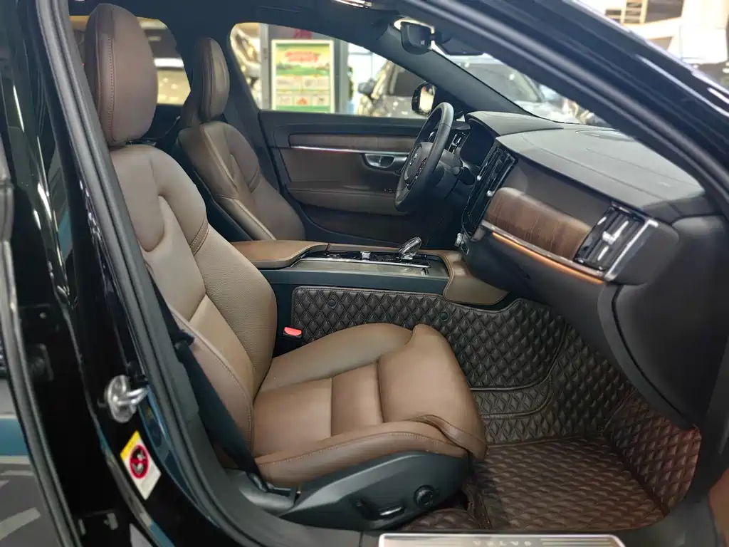 VOLVO S90 2023