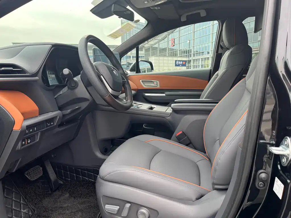 TOYOTA GRANVIA 2024