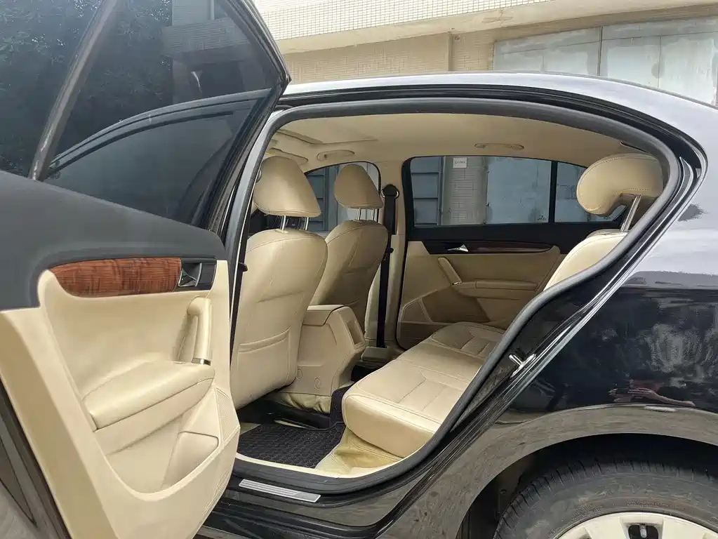 VOLKSWAGEN LAVIDA 2015