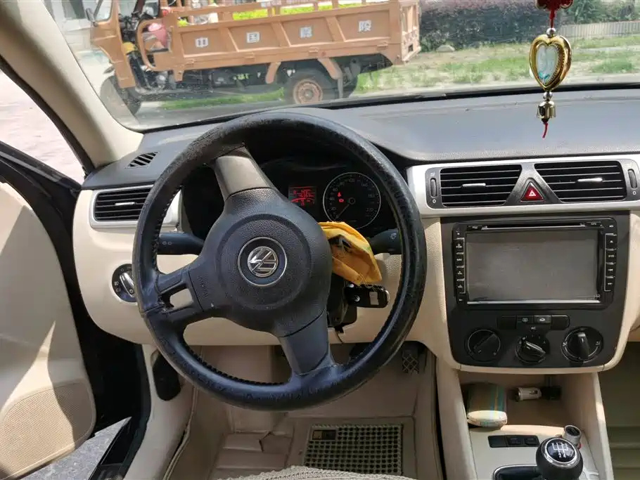 VOLKSWAGEN BORA 2012