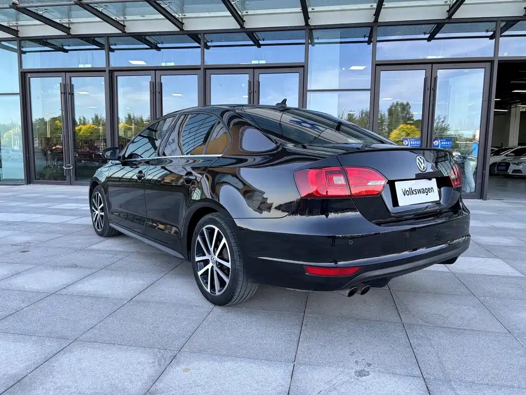 VOLKSWAGEN SAGITAR 2013