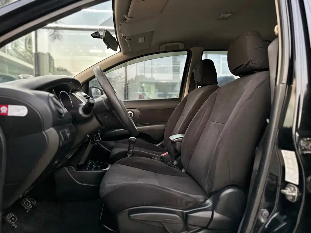 NISSAN LIVINA 2015