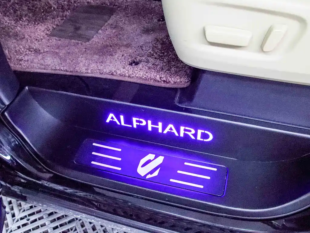 TOYOTA ALPHARD 2015
