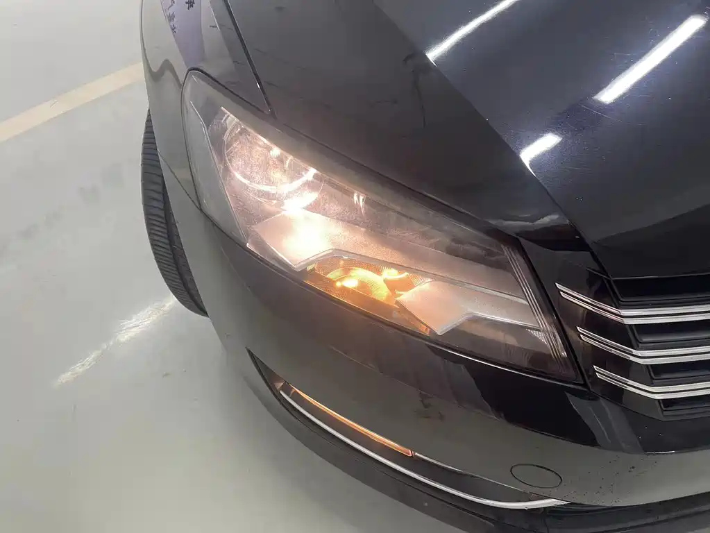 VOLKSWAGEN PASSAT 2011