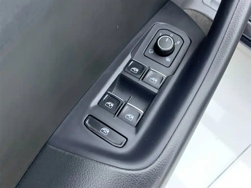 VOLKSWAGEN MAGOTAN 2020
