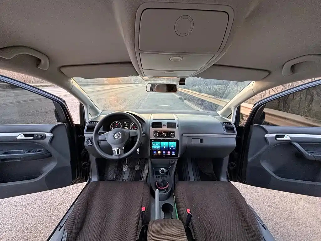 VOLKSWAGEN TOURAN 2014