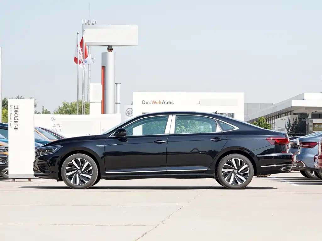 VOLKSWAGEN PASSAT 2023
