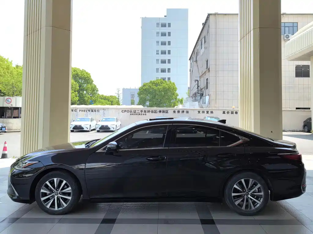 LEXUS ES 2020