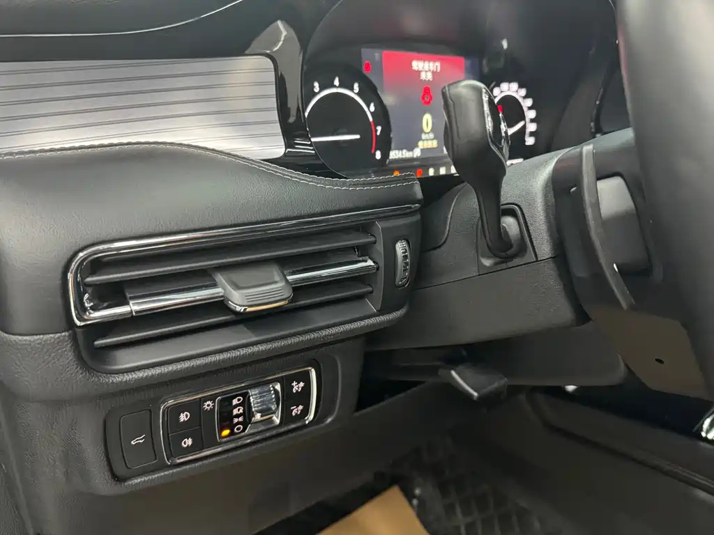 LINCOLN ADVENTURER 2020