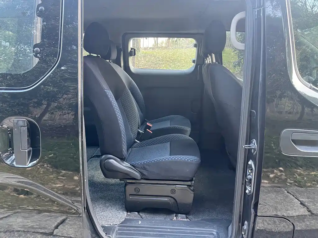 NISSAN NV200 2012