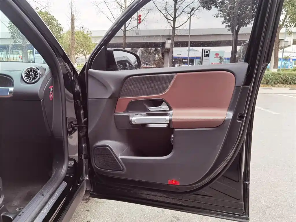 MERCEDES BENZ GLB 2023