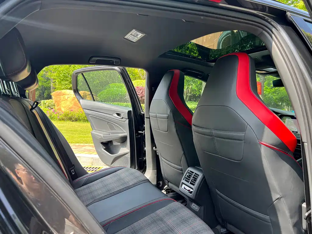 VOLKSWAGEN GOLF 2022