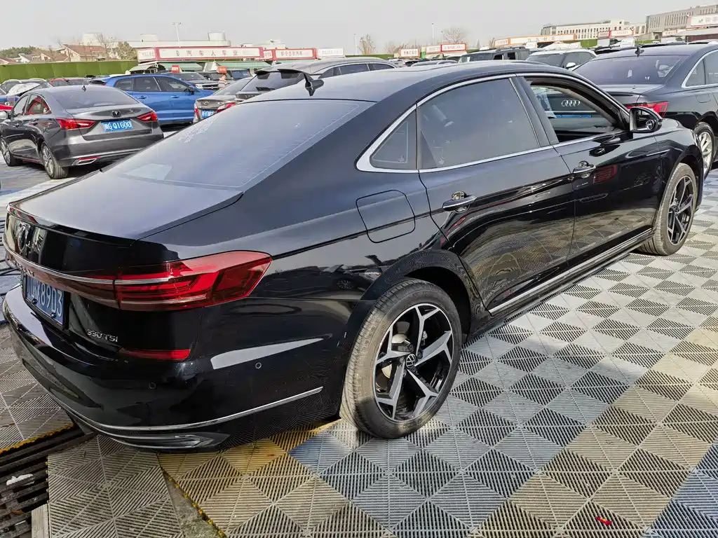 VOLKSWAGEN PASSAT 2023