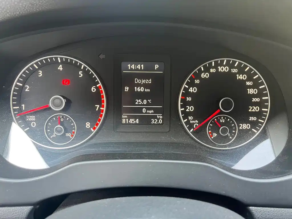 VOLKSWAGEN SAGITAR 2013