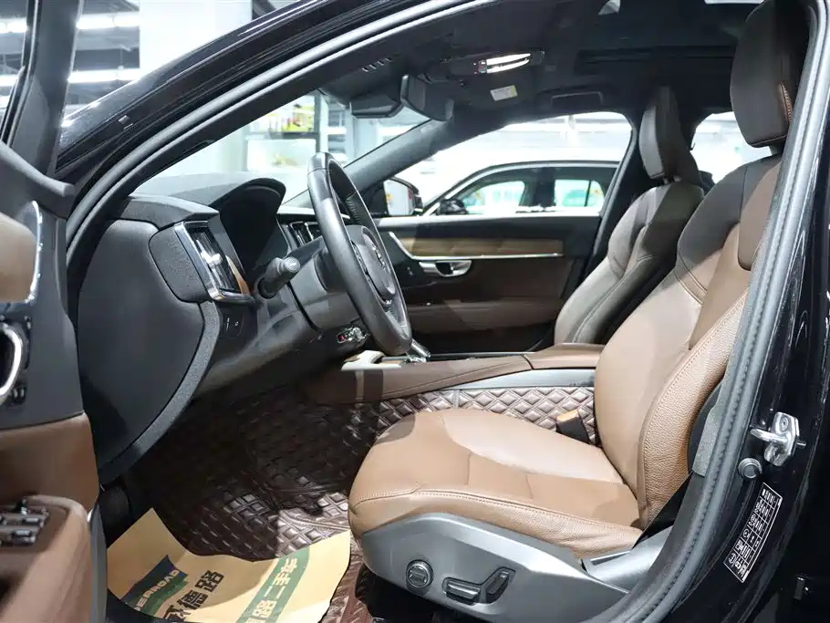 VOLVO S90 2021