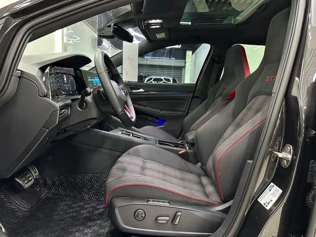 VOLKSWAGEN GOLF 2023