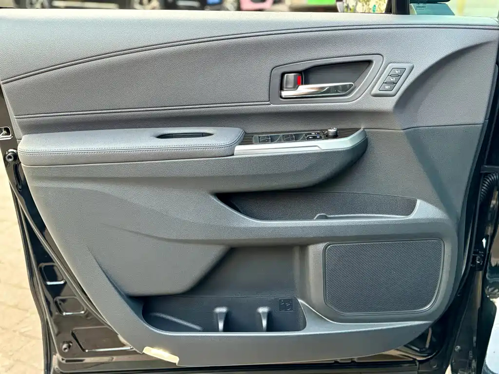 TOYOTA GRANVIA 2023