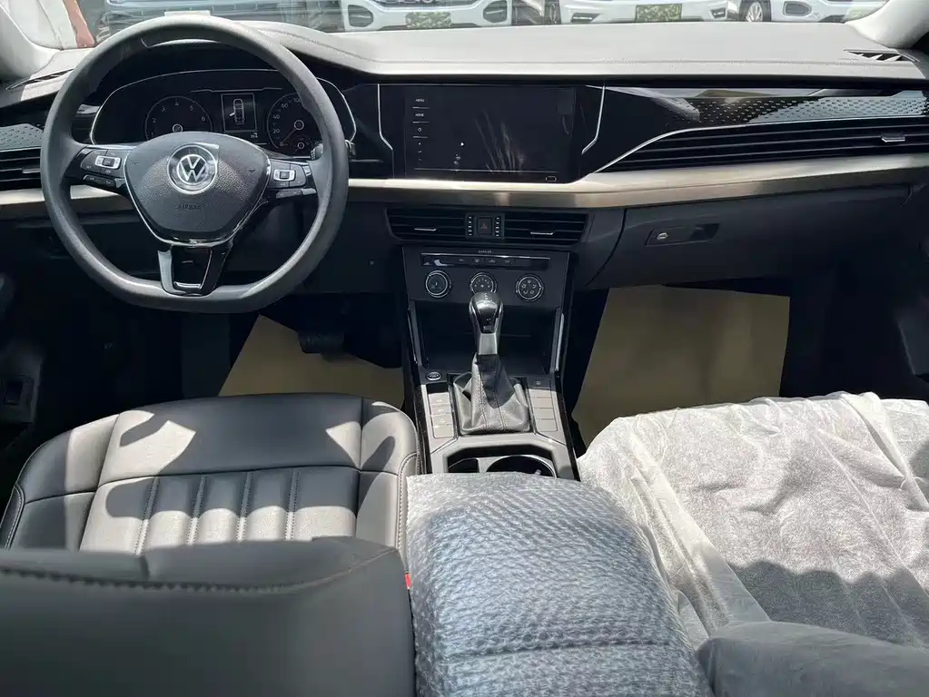 VOLKSWAGEN PASSAT 2024