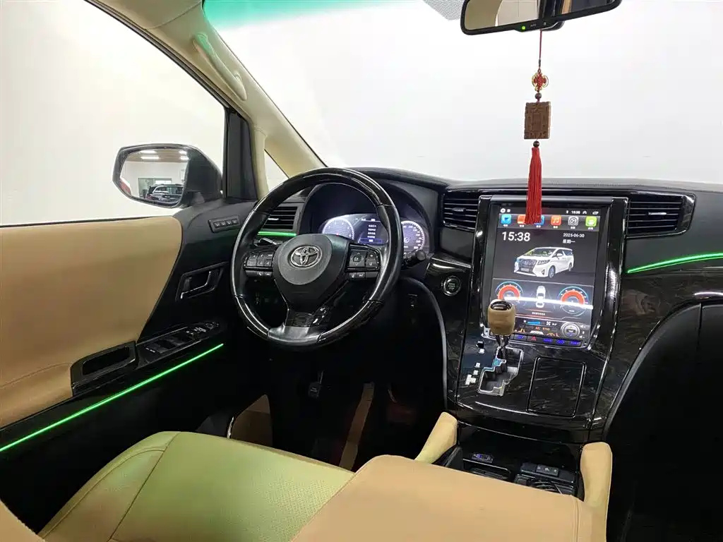 TOYOTA ALPHARD 2012