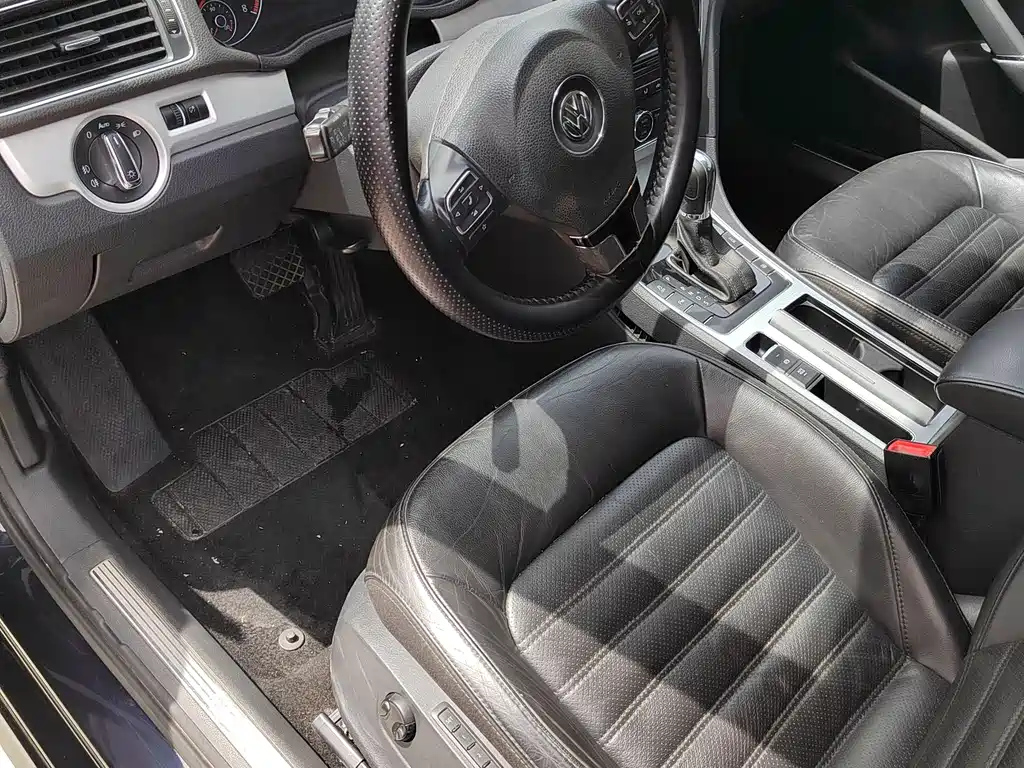 VOLKSWAGEN PASSAT 2015