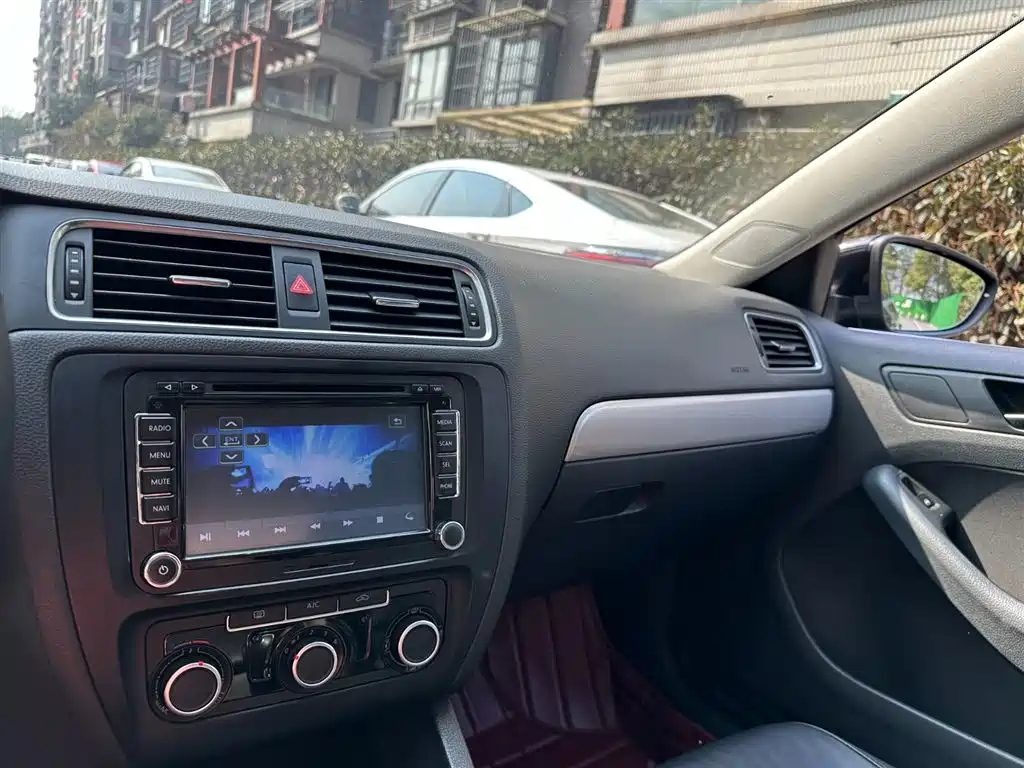 VOLKSWAGEN SAGITAR 2014