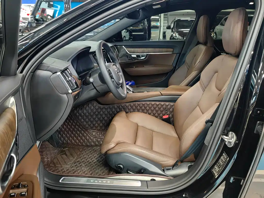 VOLVO S90 2023