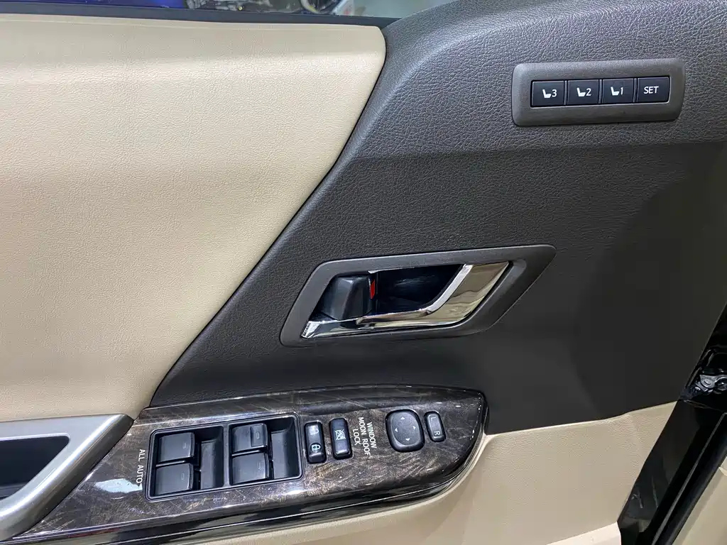 TOYOTA ALPHARD 2013
