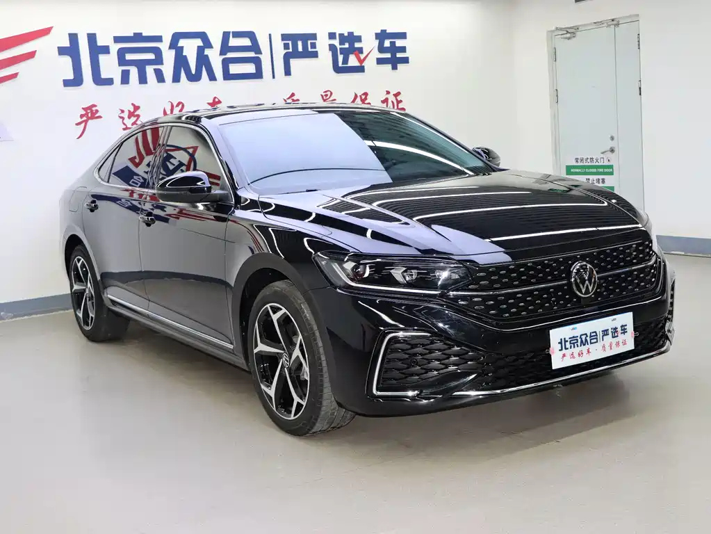 VOLKSWAGEN PASSAT 2024