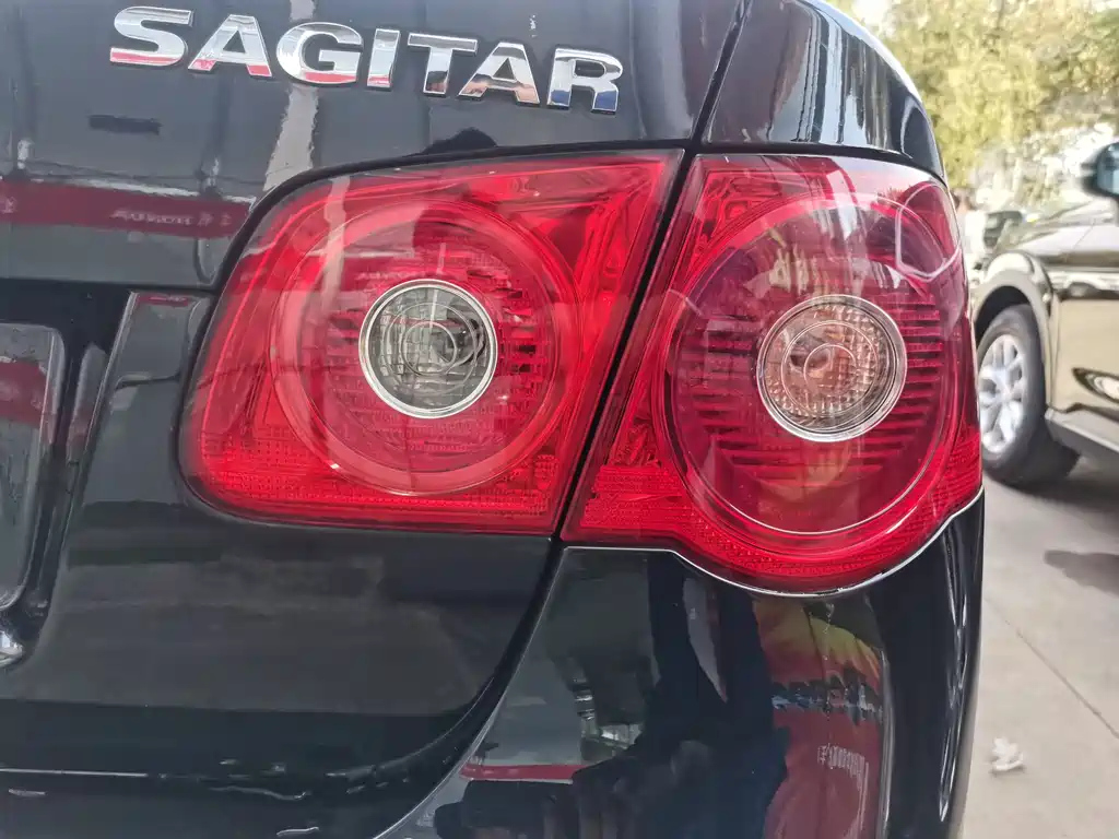 VOLKSWAGEN SAGITAR 2010