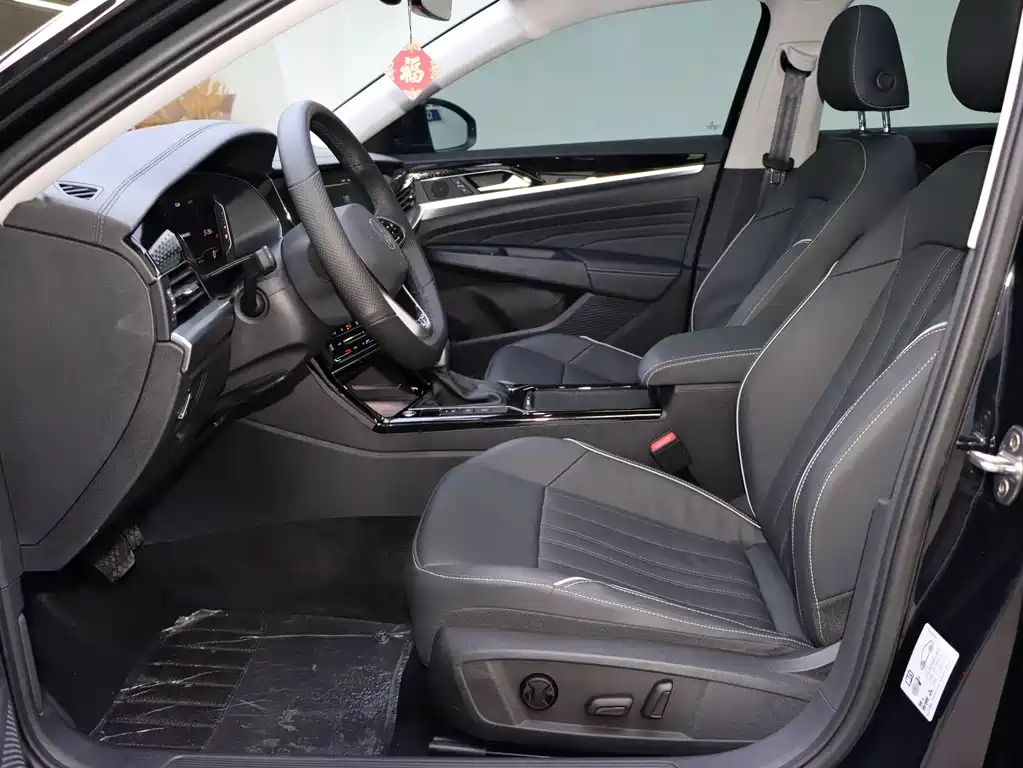 VOLKSWAGEN PASSAT 2024