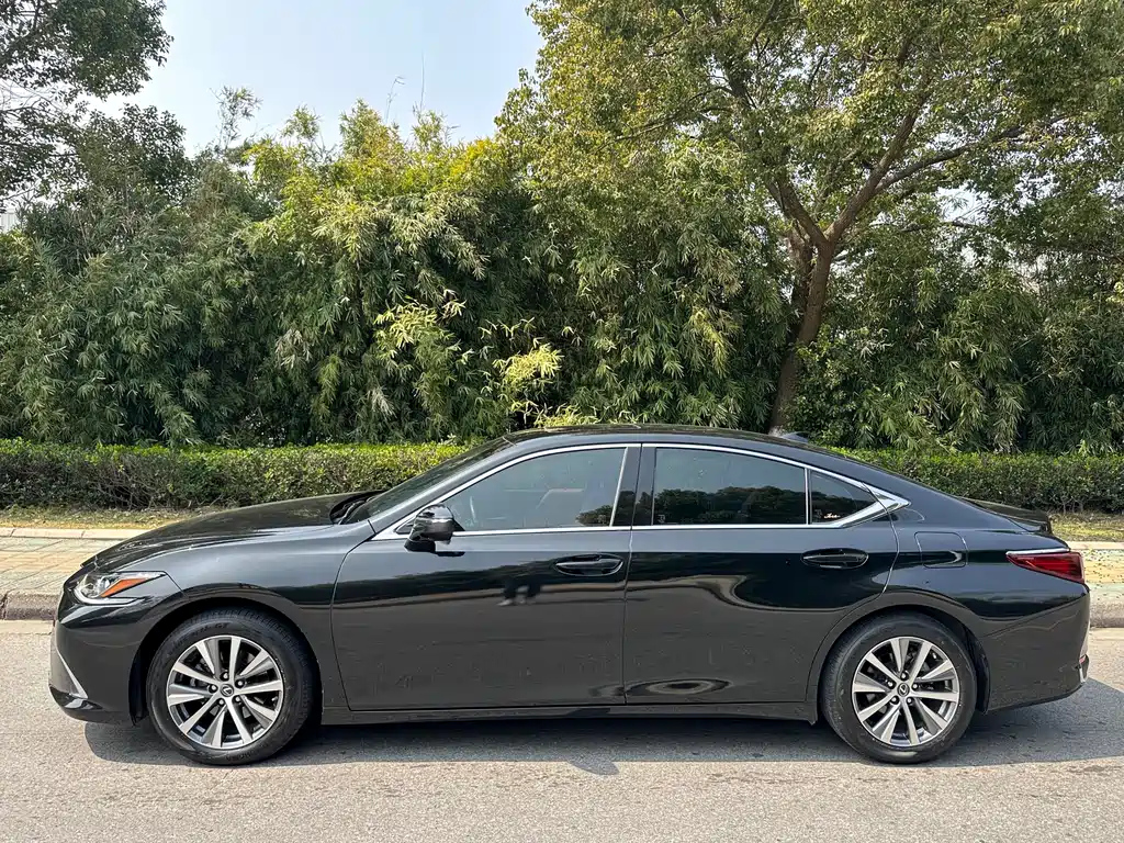 LEXUS ES 2020