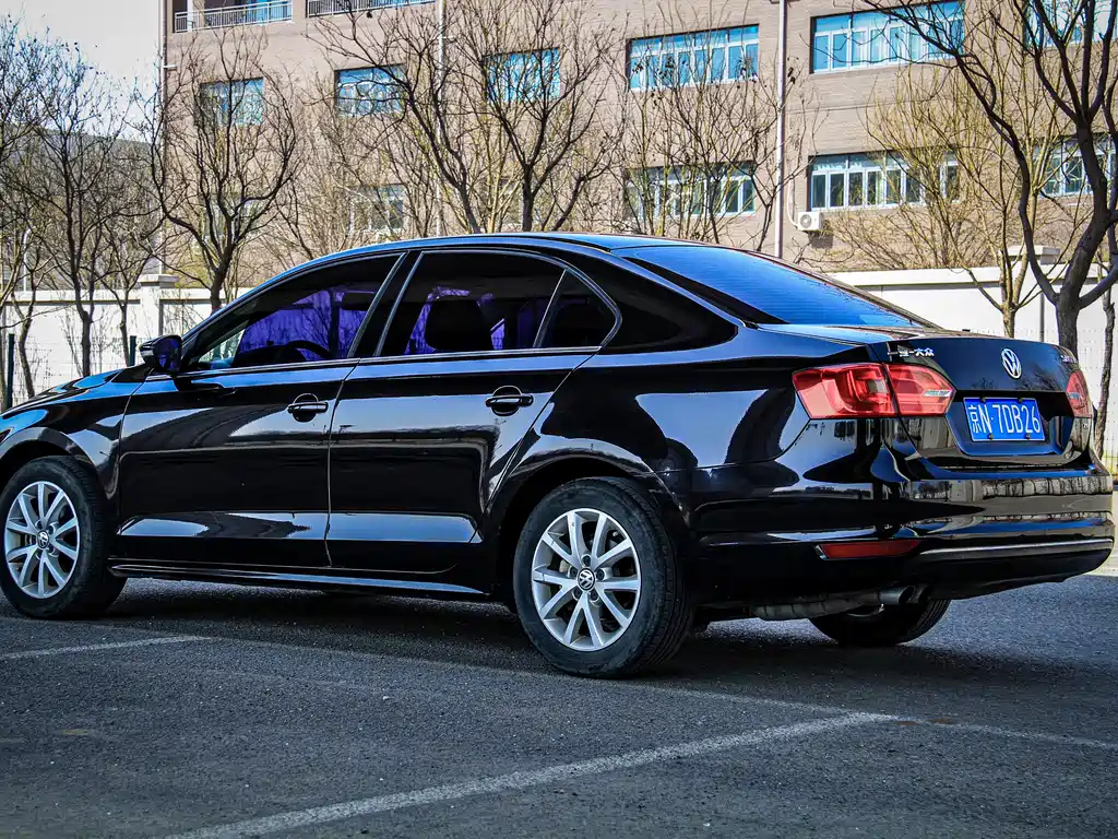 VOLKSWAGEN SAGITAR 2013