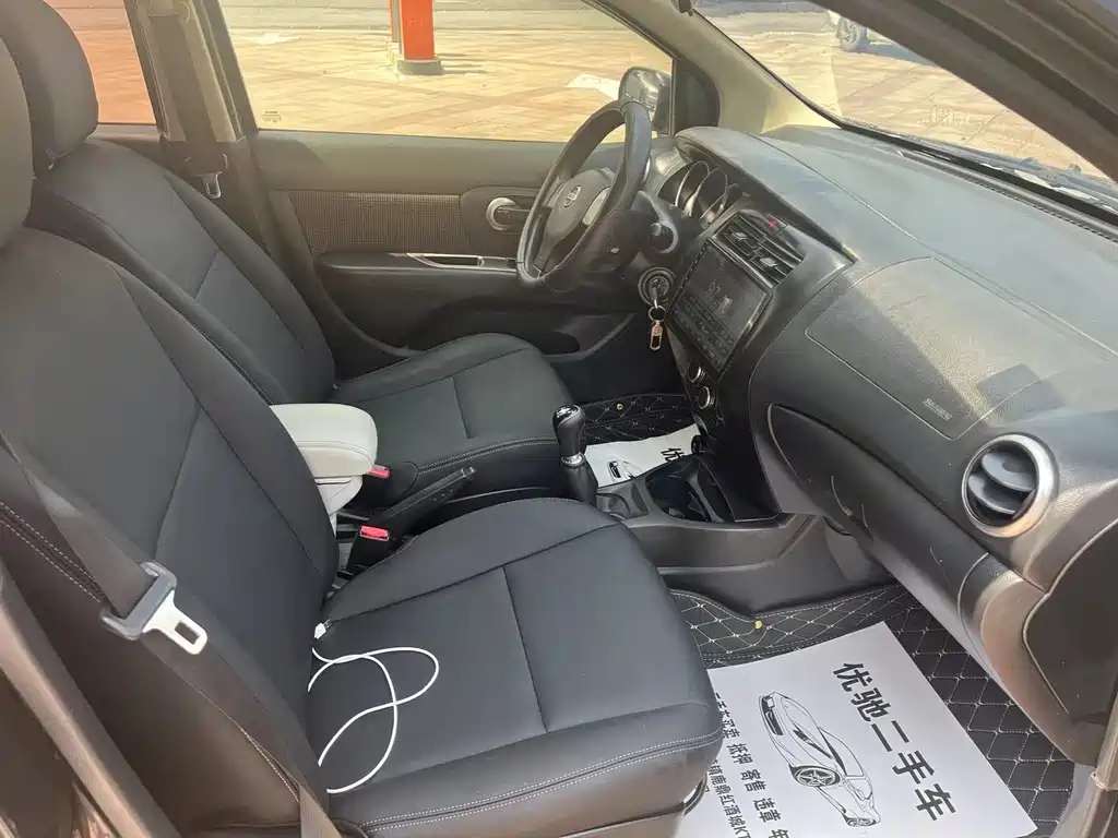NISSAN LIVINA 2012